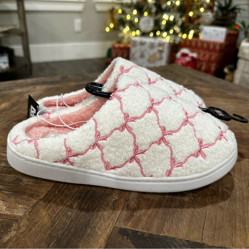 Cozy MIA Endless Ribbon White and Pink Quilted Slippers
